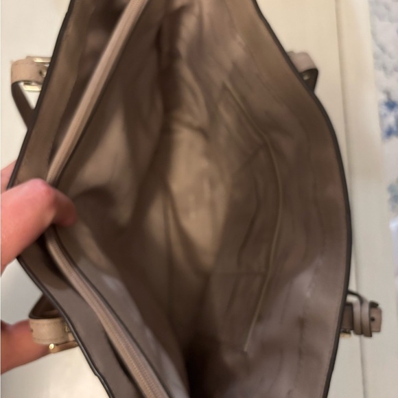 Michael Kors Jet Set Tote – Tan Saffiano Leather – Authenticated – Gold Hardware - Picture 11 of 13